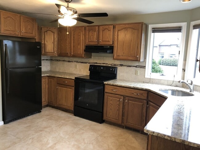 Building Photo - 163 Pine Grove Dr