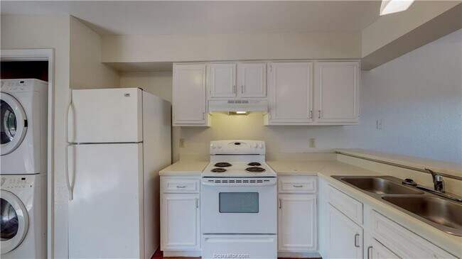 Building Photo - 313 Manuel Dr