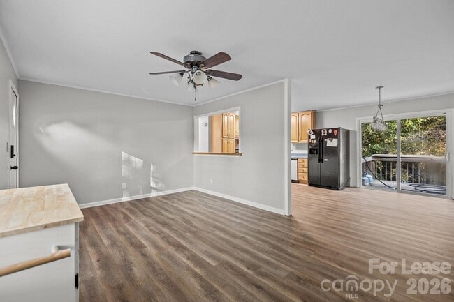 Building Photo - 4800 Maplecrest Dr