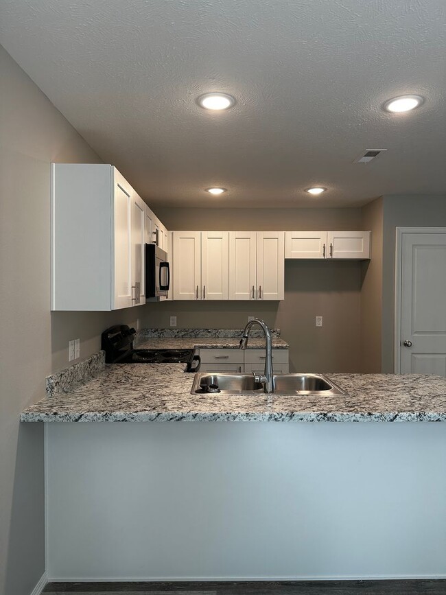 Building Photo - Fenced 3 bedroom home-Westbury Gardens!