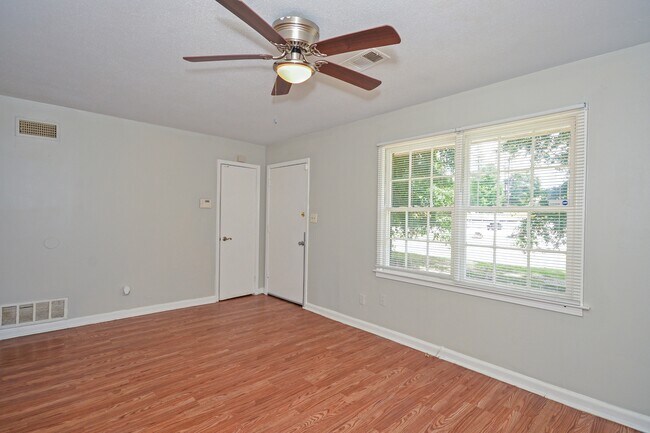 Foto del edificio - 1138 Perry Hill Rd