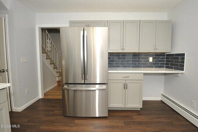 Foto del edificio - 49 Delafield Dr