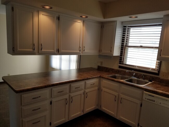 Foto del edificio - 717 Ashton Ln S