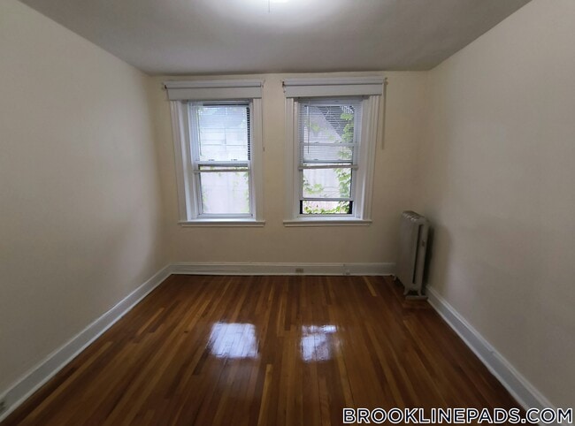 Building Photo - 352 Riverway