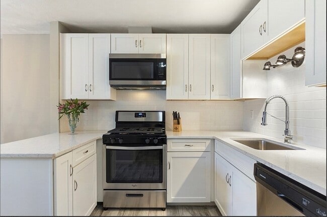 Building Photo - 1024 Main St Building Photo - 1024 Main St