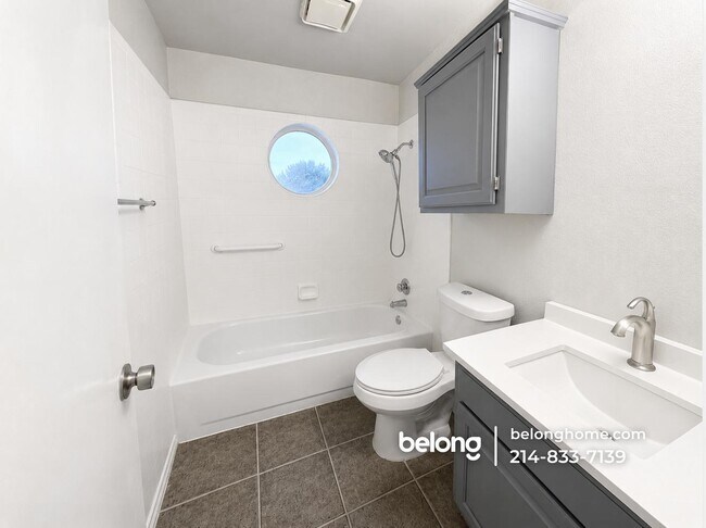 Building Photo - 807 Burr Oak Dr