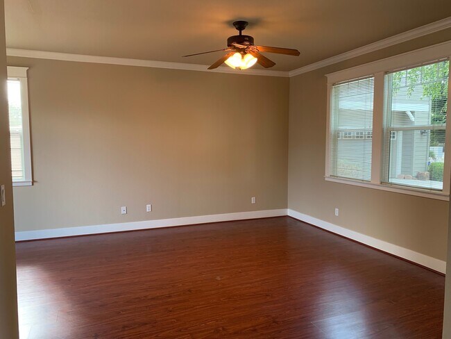 Building Photo - **Move -In Special - $1,200 off 2nd months...