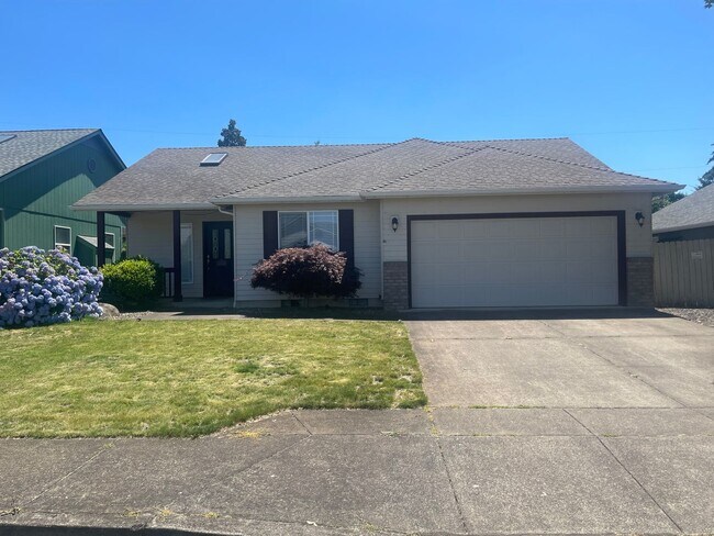 Building Photo - Charming Three Bedroom Pet Friendly Home i...
