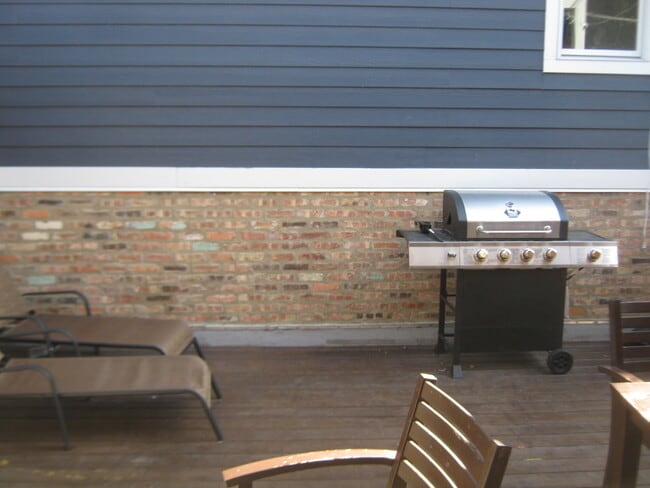 Building Photo - 2522 N Burling St