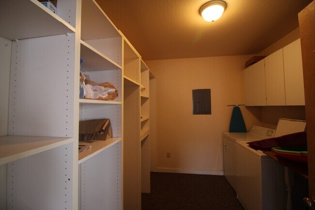 Foto del edificio - Spacious one bedroom, one bath apartment i...