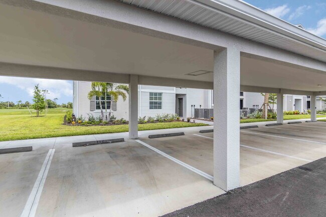 Foto del edificio - "Fully Furnished 2-Bed, 2-Bath Condo in Wellen Golf!"