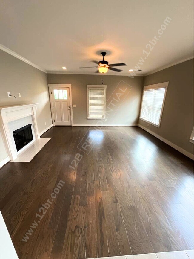 Foto del edificio - Exquisite 4-Bed, 2.5-Bath Home with Firepl...