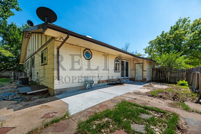 Building Photo - 2200 South White Oak Drive (Valov)