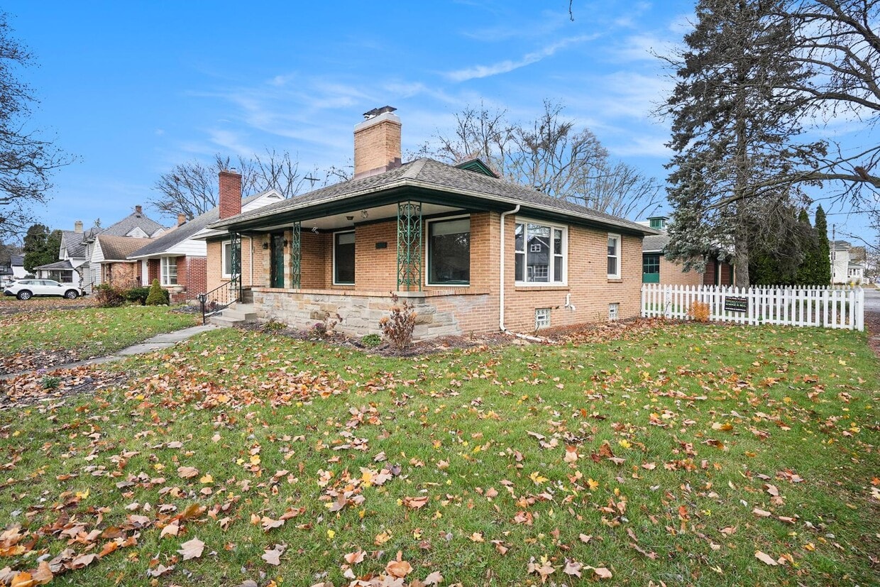 Primary Photo - 1001 Lake Michigan Dr NW