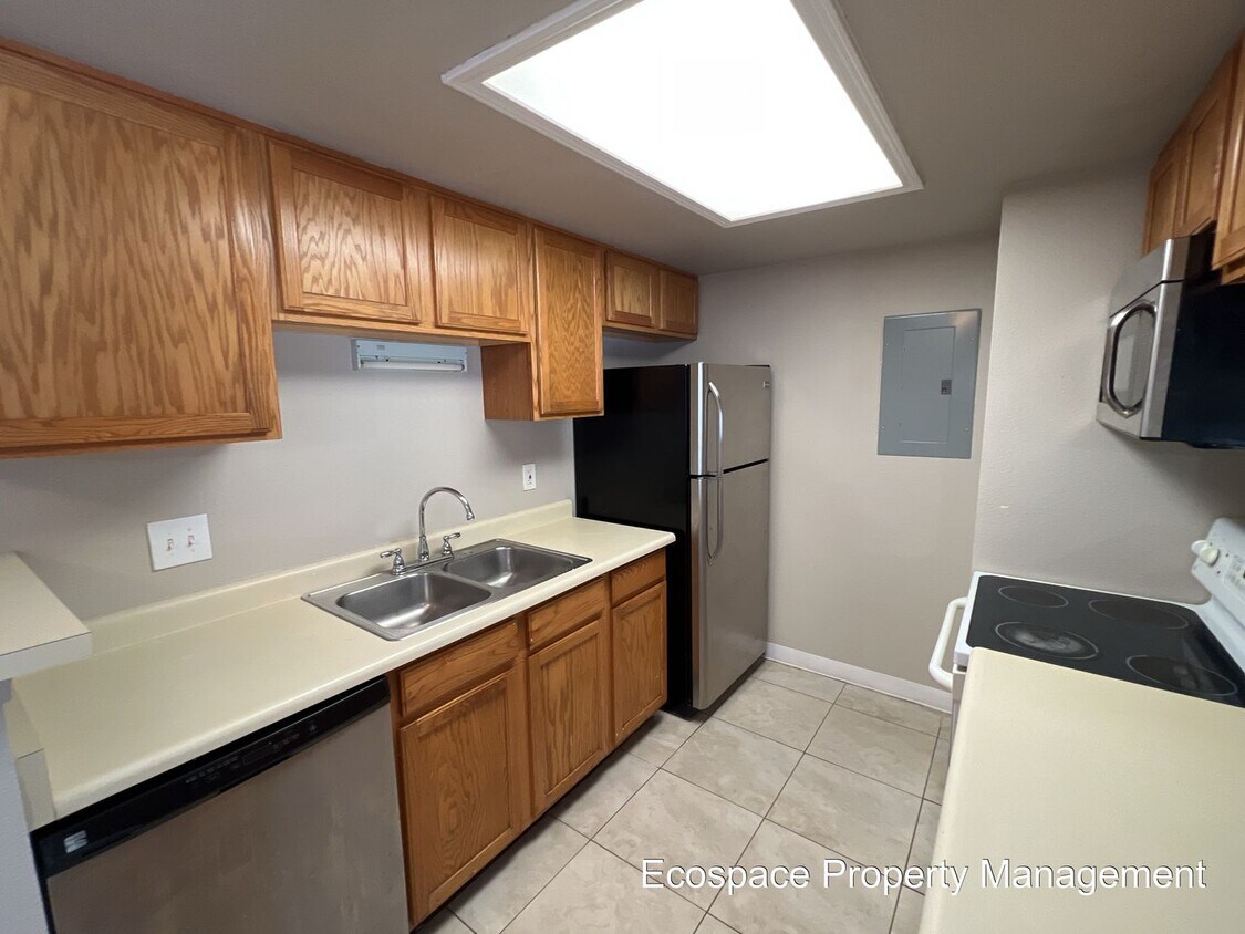 Primary Photo - Gound level 3-bedroom 2 Bathroom Condo in ...