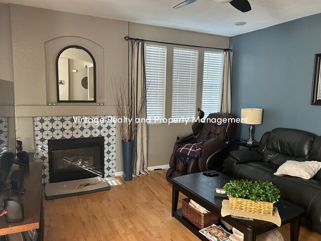 Foto del edificio - Charming Single-Story 3 Bedroom Home In South Natomas!!!