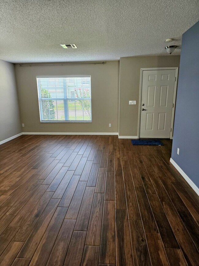 Building Photo - Beautiful 4 bed 2.5 bath home in Sanford F...