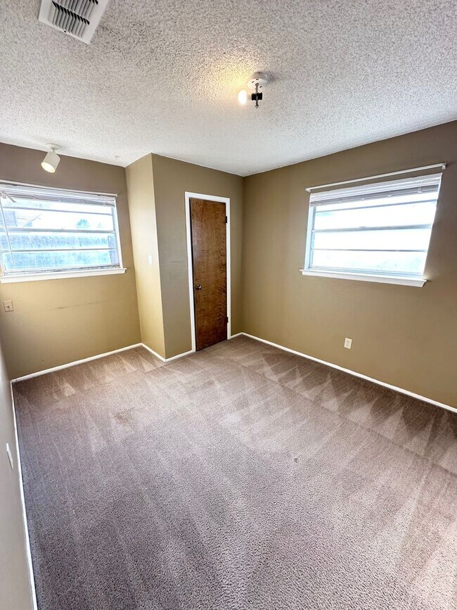 Foto del edificio - 3 Bed 2 Bath Ready to Rent ASAP