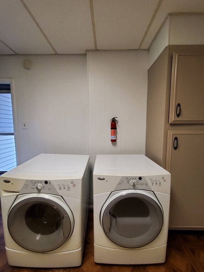 Building Photo - 520 N Front St