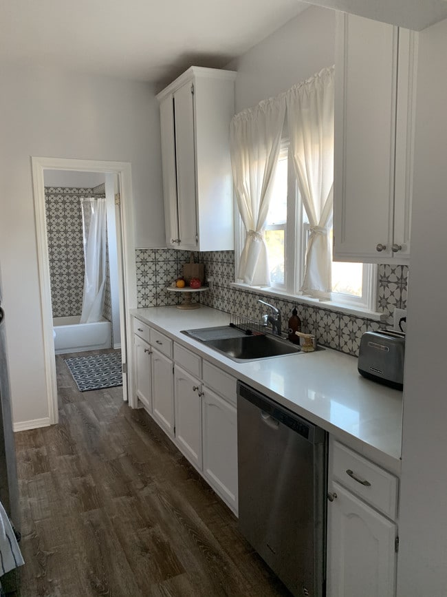 Building Photo - 2541 S Burnside Ave