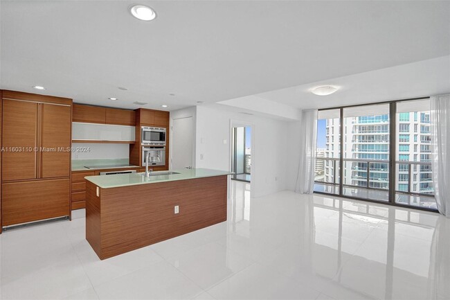 Foto del edificio - 5875 Collins Ave