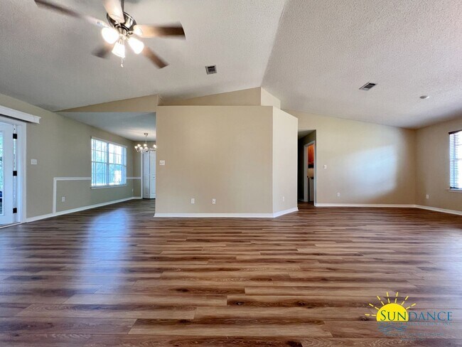 Building Photo - Gorgeous 3 Bedroom home in Navarre!