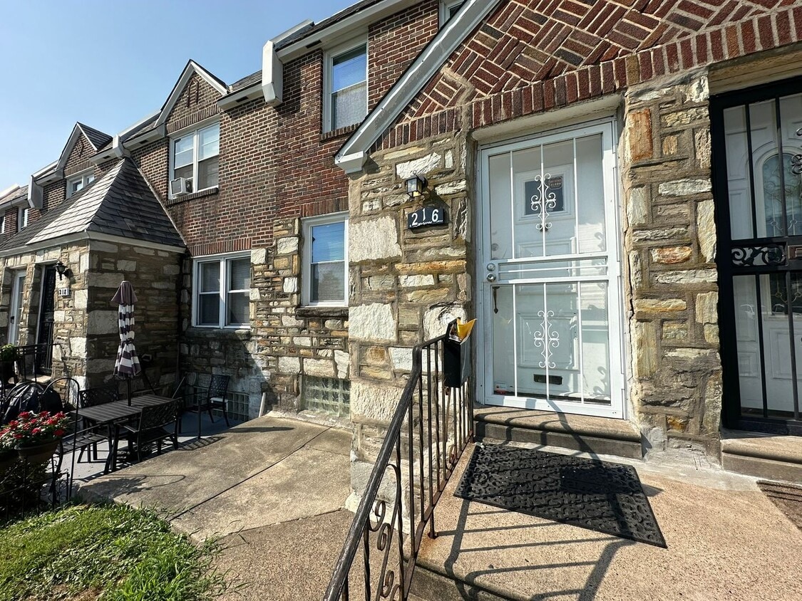 Primary Photo - Gorgeous 3-Bedroom Townhome in East Oak La...