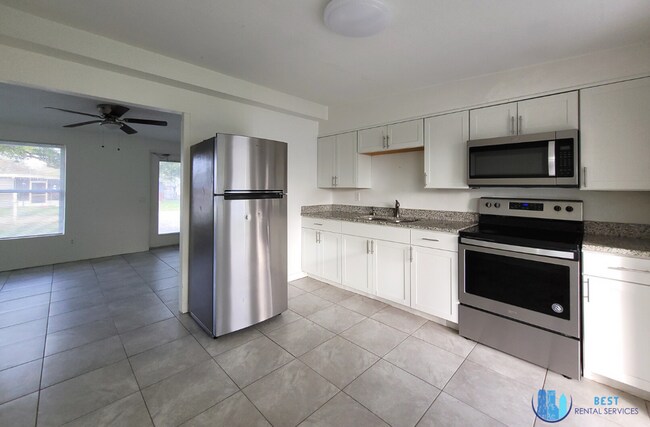 Foto del edificio - COMING SOON! 2/1 House W/ Modern Upgrades ...