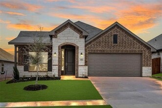 Building Photo - 904 Versailles Ct