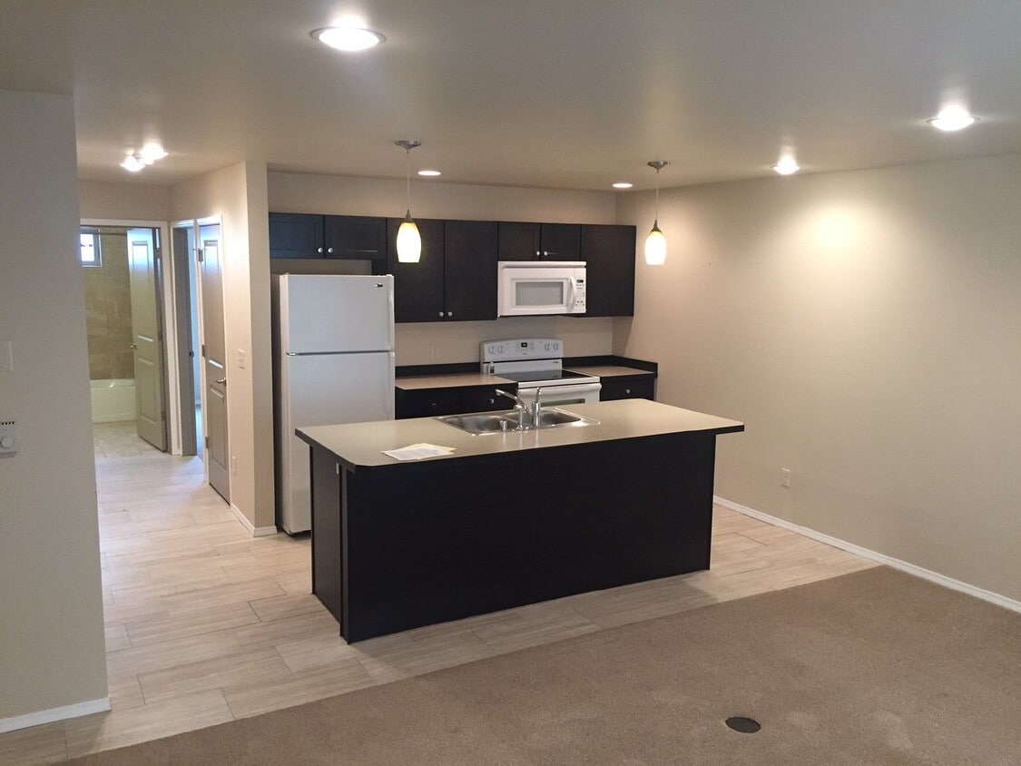 Building Photo - Great 1 bed close to campus!