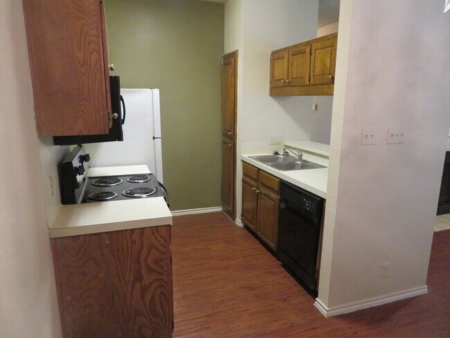 Building Photo - IMMEDIATE MOVE IN - 2 bed 2 bath