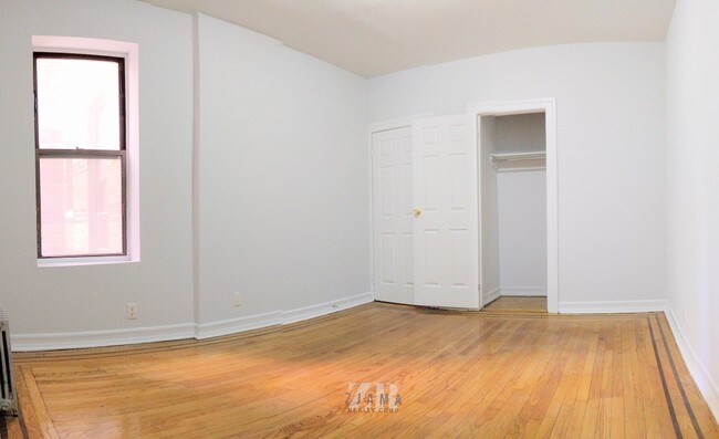 Foto del edificio - 8678 Bay Pkwy