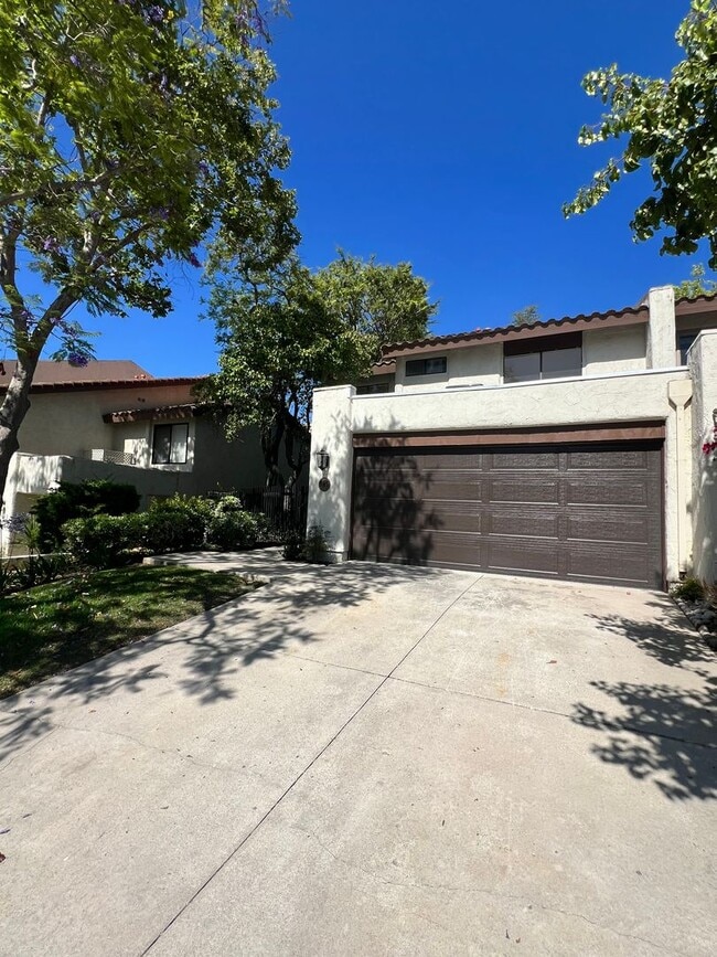 Building Photo - Thousand Oaks - 3 bedroom, 2.5 bath in the...