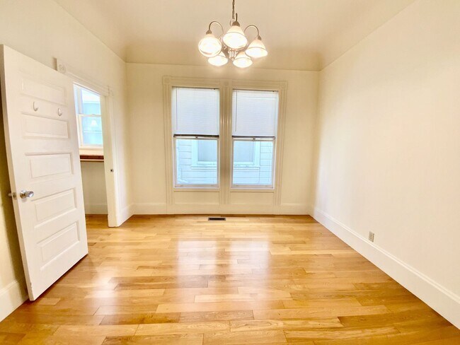 Foto del edificio - Full Floor Flat. PARKING! IN-UNIT LAUNDRY!...