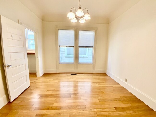 Building Photo - Full Floor Flat. PARKING! IN-UNIT LAUNDRY!...