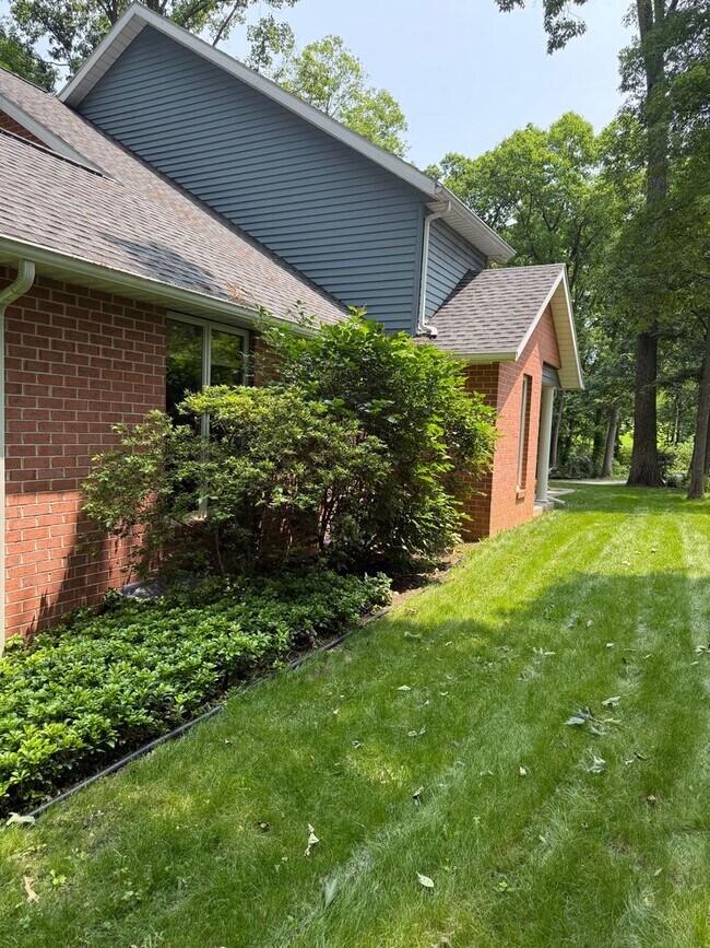 Foto del edificio - 1531 E Strohm Dr