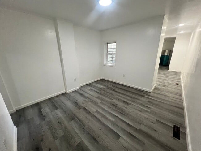 Building Photo - 22 1/2 Seward Ave