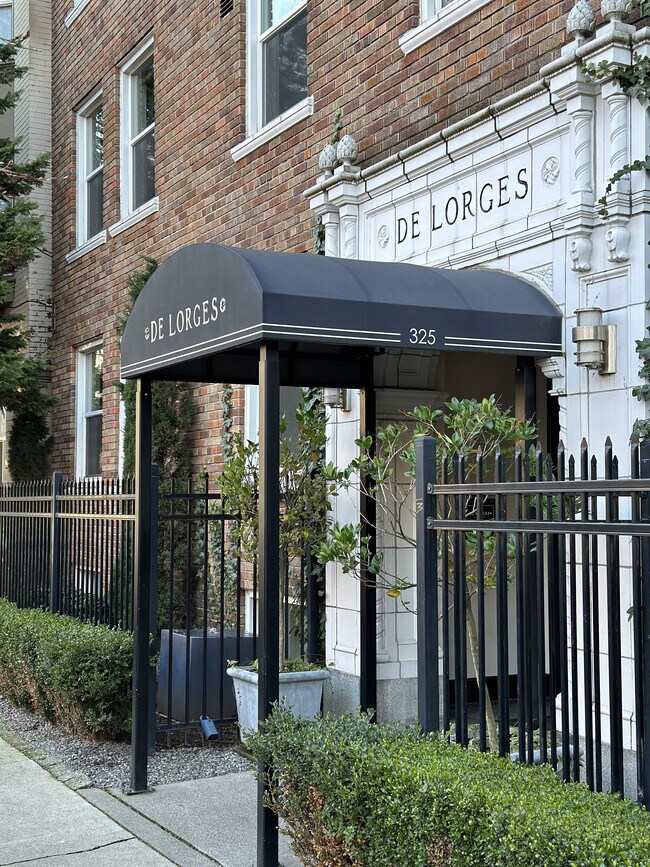 Foto del edificio - 325 Harvard Ave E