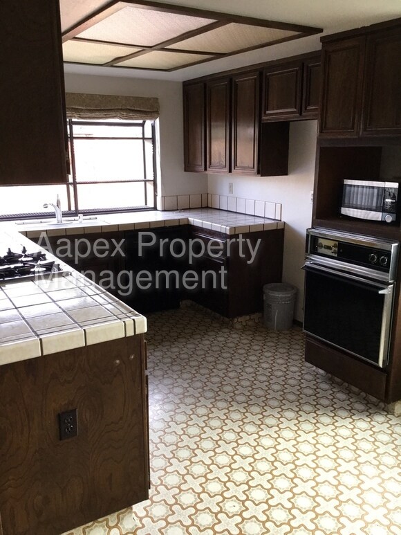 Building Photo - 14970 Oleander St
