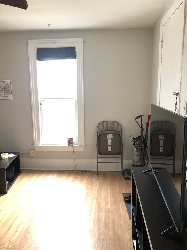 Building Photo - 1 br, 1 bath 4plex - 610 Lawrence St Unit 3
