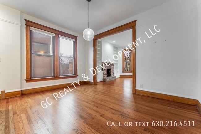 Building Photo - ***LINCOLN PARK - TOP FLOOR / 1200+ SF / 2...