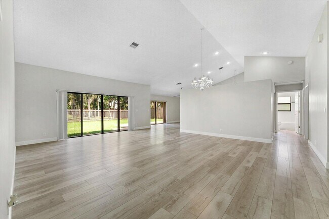 Building Photo - 5809 Sun Pointe Cir