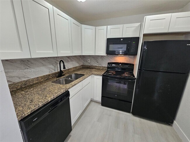 Foto del edificio - 486 NW 165th St