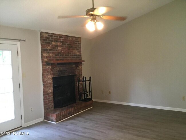 Building Photo - 2113 Rolling Ridge Dr