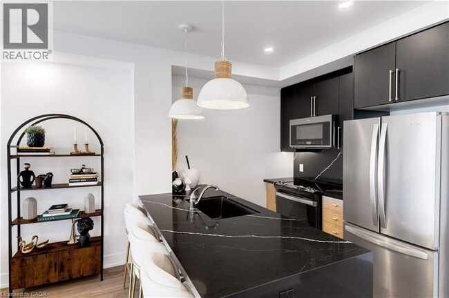 Building Photo - 803 Dundas St E