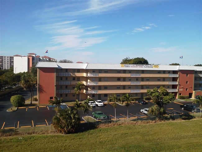 Foto del edificio - CUTLER GARDENS APARTMENTS