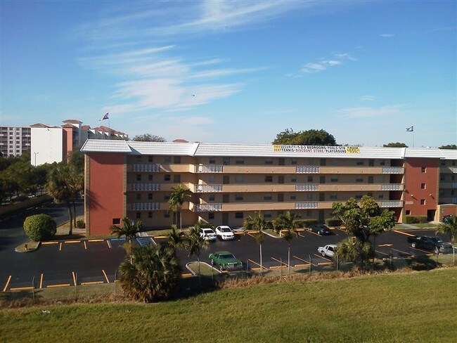 Foto del edificio - CUTLER GARDENS APARTMENTS