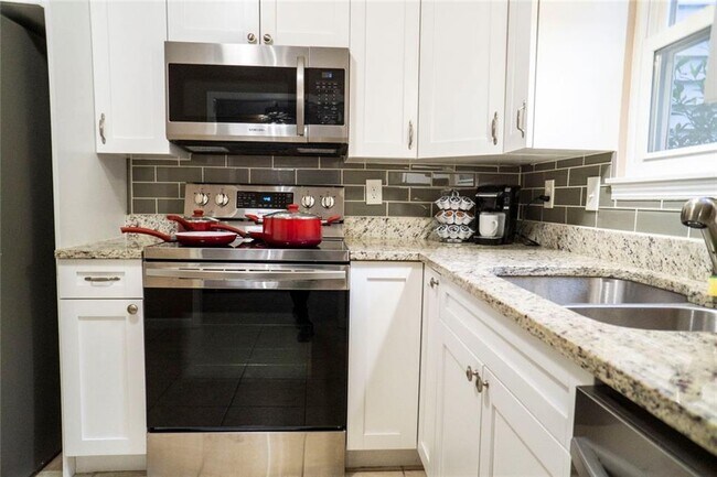 Foto del edificio - 3230 Cape Cir