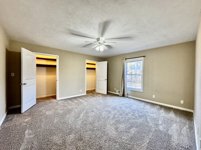 Building Photo - 302 Bluebird Ct