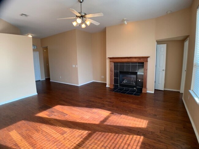 Building Photo - 3 Bed Home